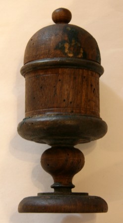 Naczynie aptekarskie w kształcie pucharu Materiał: drewno toczone Wymiary: wysokość - 17,5 cm, średnica podstawy - 7,2 cm Datowanie: XVII/XVIII w.