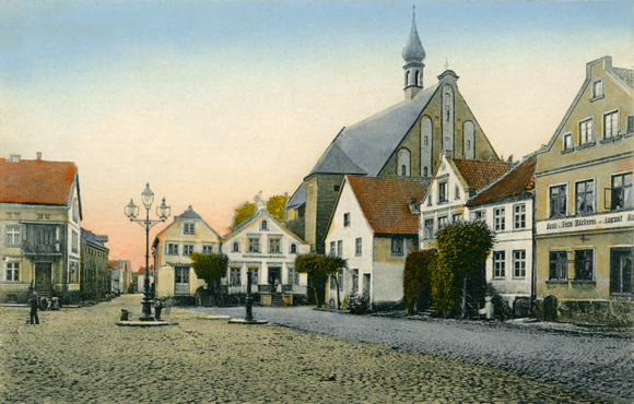 Frombork, widok z rynku miasta na kościół św. Mikołaja, początek XX w.
